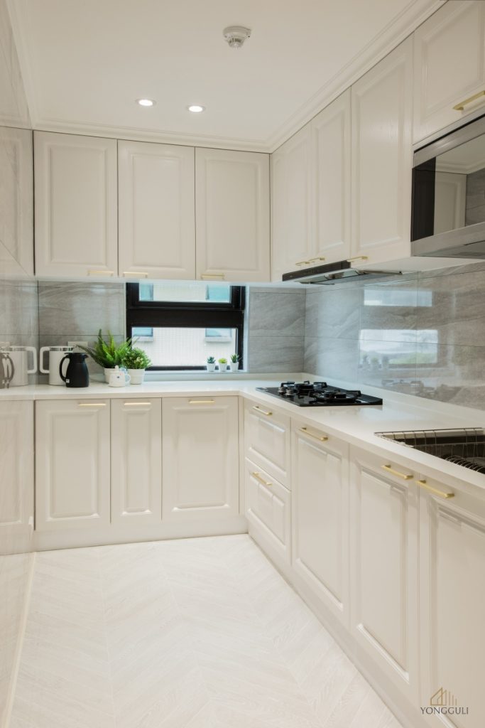 以純白線板,相應地面斜橫交錯的白木地板,調味出經典美式廚房空間_永固麗室內裝修工程有限公司