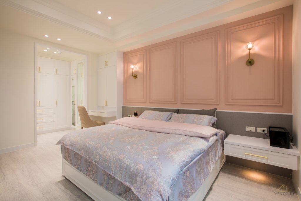 燈光設計:床頭燈光安排在床邊之下。永固麗室內裝修工程有限公司